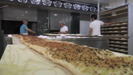 Yaklaşık 6 Metrelik Ramazan Pidesi Görenleri Şaşırttı