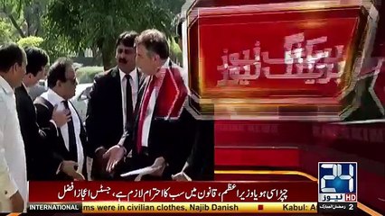 PML-N and PTI leaders fighting outside Supreme Court