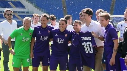 A Rome, Justin Trudeau assiste à un match de foot avec des demandeurs d'asile
