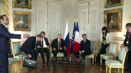 Première rencontre franche Macron-Poutine à Versailles