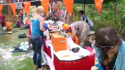 Un tremblement de terre en plein pique-nique au Népal. Regardez bien la piscine, c'est impressionnant !