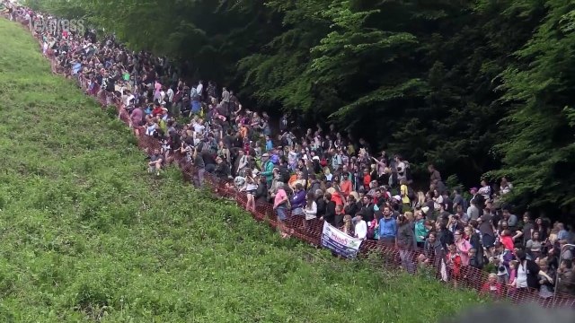Angleterre: ils dévalent une colline pour attraper un fromage
