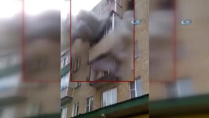 Rusya'da Apartmanda Çıkan Yangında 11 Aylık Bebek Balkondan Atıldı