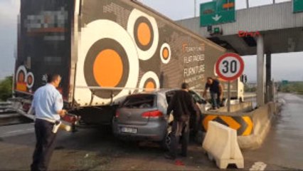 Düzce'de Tır Ile Otomobil Tem Gişesinde Sıkıştı