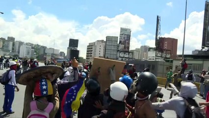 URGENTE: Nuevos enfrentamientos en marcha opositora venezolana