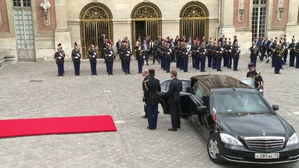 Macron y Putin miden fuerzas en un franco primer encuentro