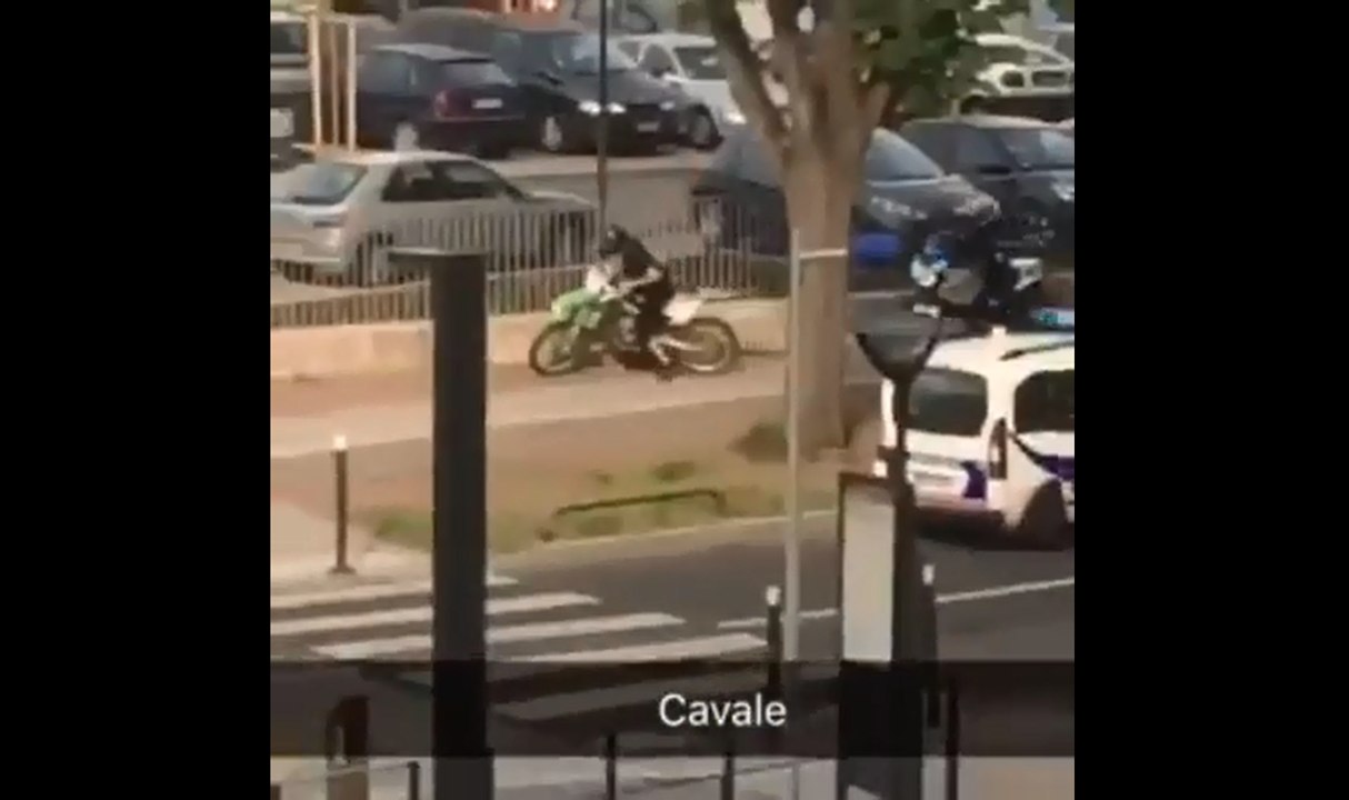En motocross il sème un motard de la police.