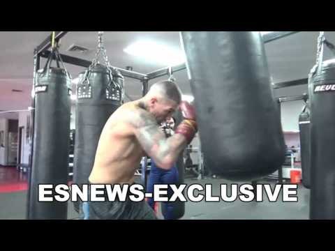 Gabe Rosado Destroys punching bag in camp with fernando vargas - EsNews Boxing