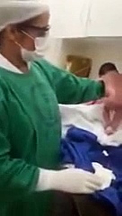 See What Midwife Saw While Trying To Bath A Newborn Baby In Brazil
