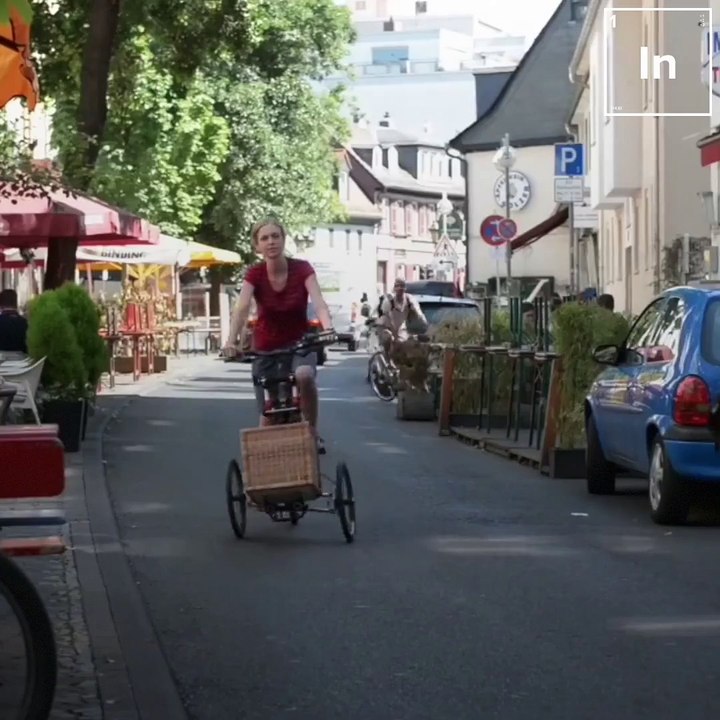 L'avant de ce vélo se transforme en panier de course roulant... Invention ingénieuse