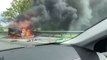 Cette voiture en feu explose alors qu'il passe juste à coté sur l'autoroute