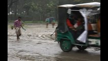 Hundreds of thousands evacuated as cyclone hits Bangladesh