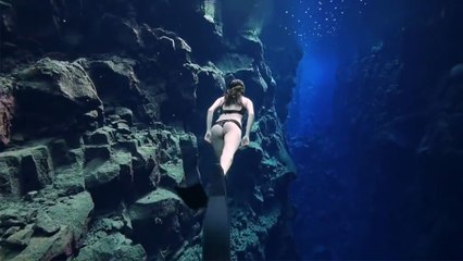 Une femme fait de l'apnée dans une eau claire en Finlande