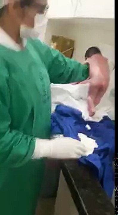 Un nouveau-né se met à marcher quelques minutes à peine après sa naissance