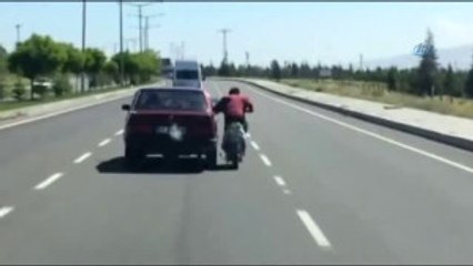 Ölüme Meydan Okuyan Motosiklet Sürücüsü Kamerada