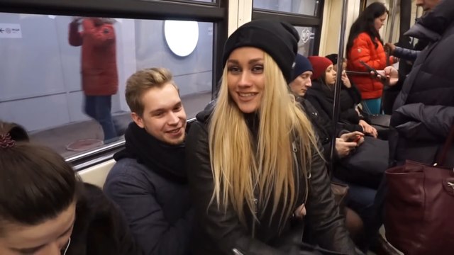 Идентификация людей из метро через FindFace. Девушка садится на колени к парням