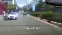 Motorcycle and car accident - オートバイおよび交通事故 - मोटर साइकिल और कार दुर्घटना