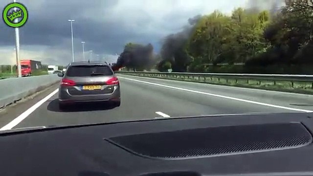 Un véhicule en feu explose soudainement lors du passage d'une voiture