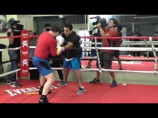 canelo on mitts with eddie reynoso getting ready for cotto EsNews Boxing