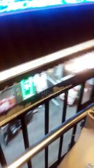 Une femme essaye de cogner un mec et se prend un violent K.O