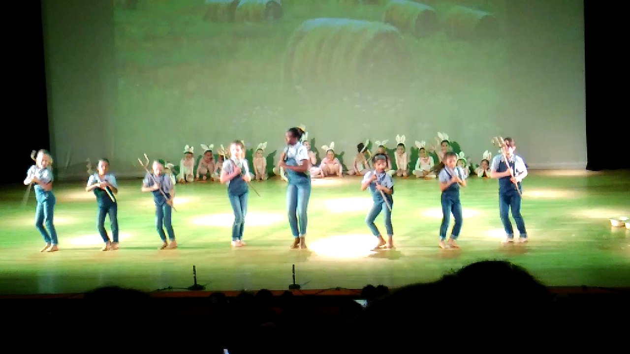 Les fermieres (Roxane) plus petits lapins au fond (Lauryn)