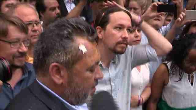 Un huevazo alcanza a Iglesias al acercarse a los taxistas junto al Congreso
