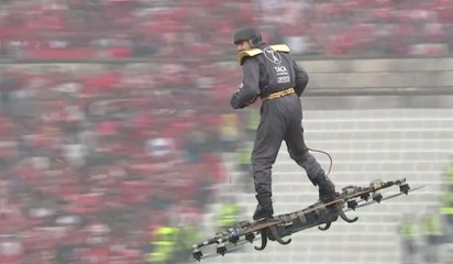 Un homme amène le ballon du match en flyboard lors de la Coupe du Portugal