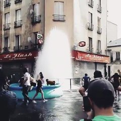 En pleine canicule des jeunes de Pantin ouvrent une bouche d'incendie et installent une piscine au milieu de la route