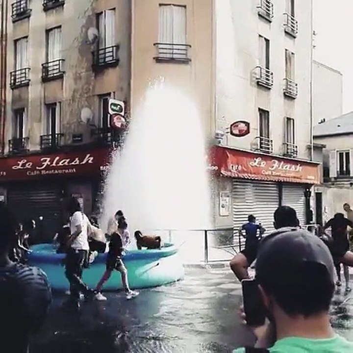 En pleine canicule des jeunes de Pantin ouvrent une bouche d'incendie et installent une piscine au milieu de la route