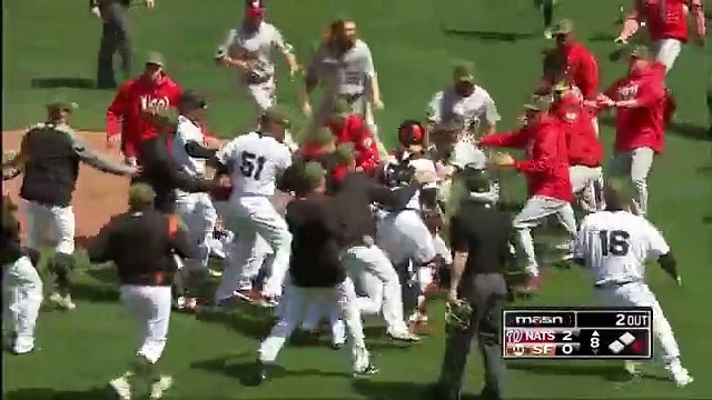 Ce lanceur de Baseball lance à 157 km/h sur le batteur et provoque une bagarre générale