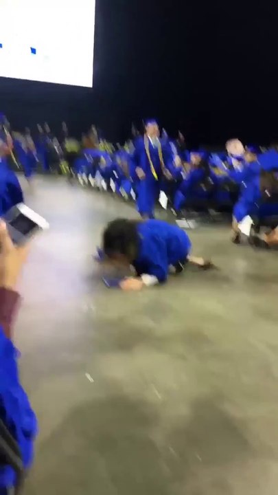Ce jeune diplomé tente un backflip pour feter ç...