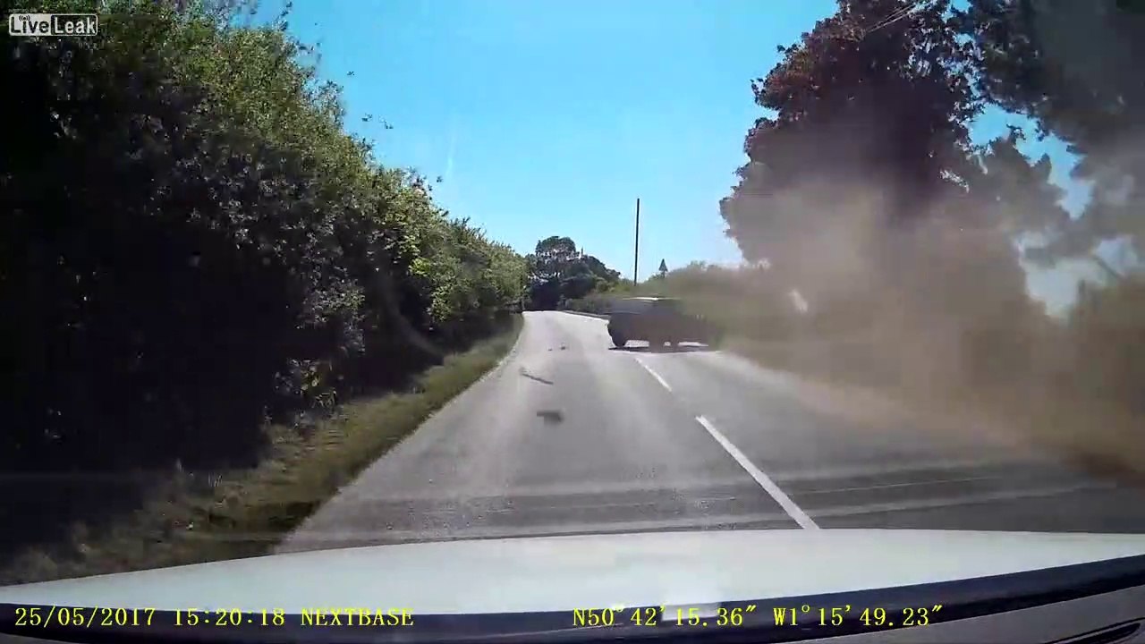 Ce chauffard en Saxo a eu très chaud... A 2 doi...