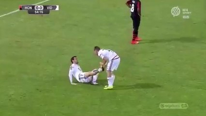 Oh la belle simulation du joueur de Football Danko Lazovic