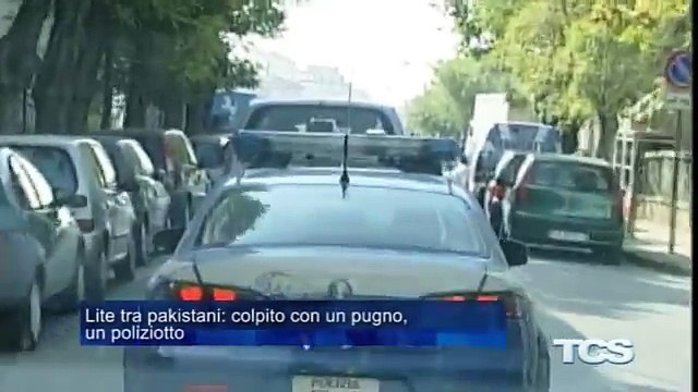 Lite tra pakistani colpito con un pugno poliziotto