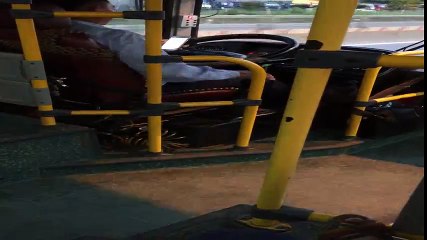 Lái xe buýt vô tư bấm điện thoại khi đang lái xe