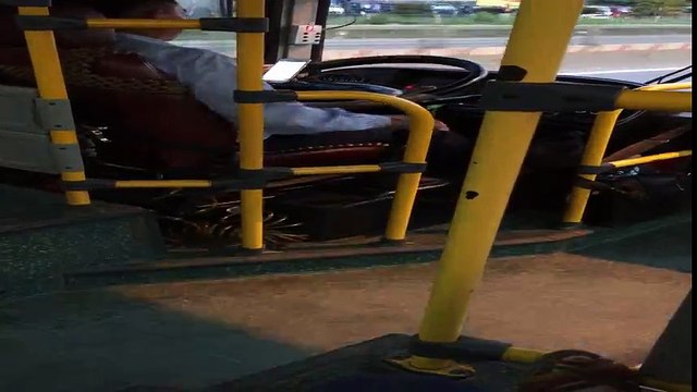 Lái xe buýt vô tư bấm điện thoại khi đang lái xe
