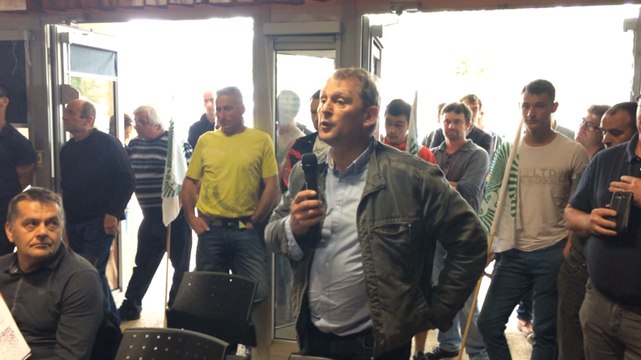 Les producteurs laitiers interrompent une session de la chambre régionale d'agriculture