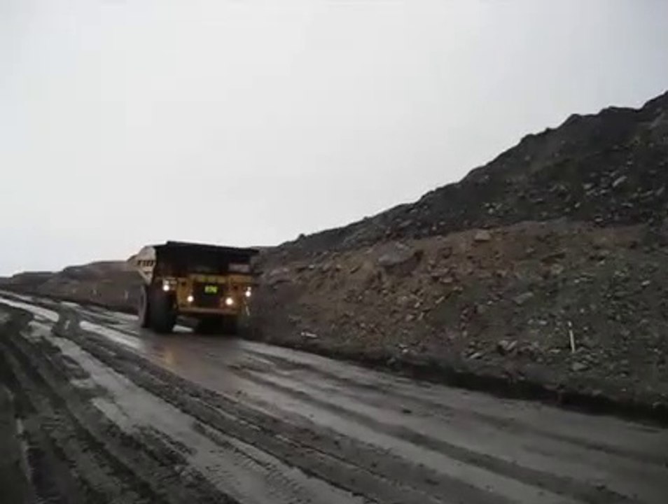 Operator negotiates slippery haul road - Stockton New