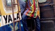 Le chanteur américain Akon en mode apprenti à Dakar
