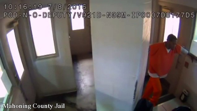 RAW Inmates save Police Officer after a prisoner attacks him, Mahoning County Jail i