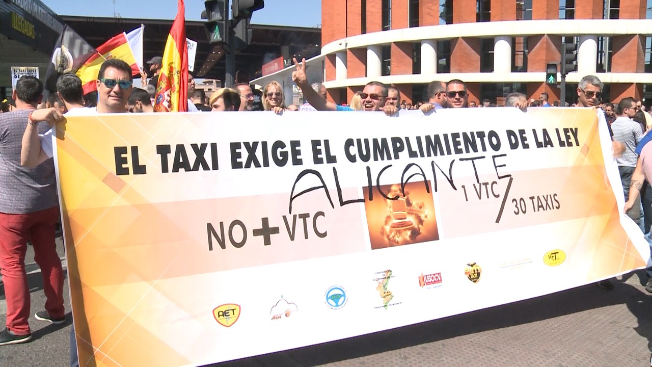 El sector del taxi se levanta contra Uber y Cabify