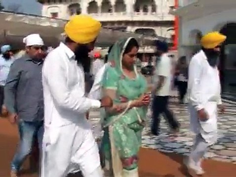 sukhbir badal and harsimrat at darbar sahib