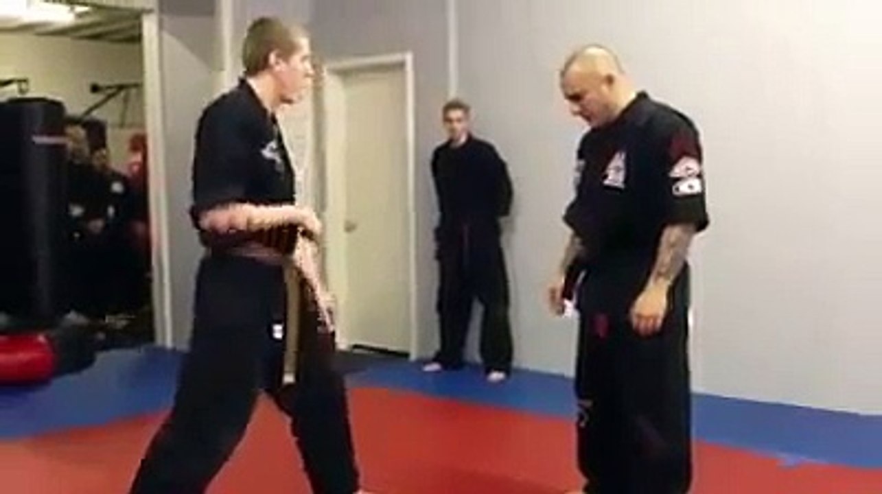 der karate-kick in die eier