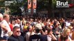 La foule chante une chanson du groupe Oasis en hommage aux victimes de Manchester
