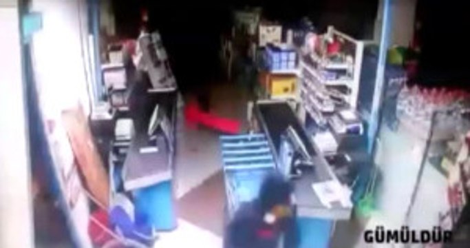 İzmir'deki Market Hırsızlığının Güvenlik Kamerası Görüntüleri Ortaya Çıktı