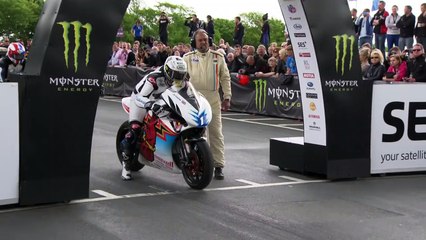 Télécharger la video: John McGuinness Isle of Man TT Win #21 - 2014 TT Zer