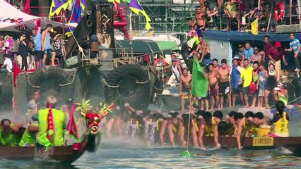Hong Kong: des rameurs s'affrontent lors de la course du dragon