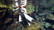 Plongée en apnée dans une eau limpide (Islande)