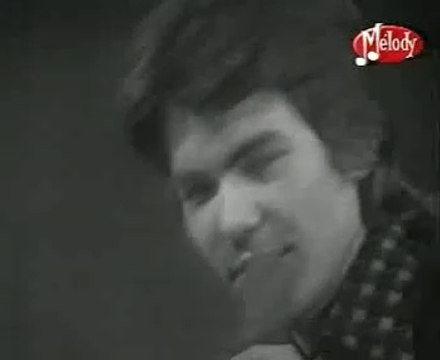 Sans doute une des belles chansons françaises...Une mélodie et des paroles chargées d émotion et de regrets...