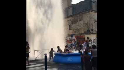 Ils installent une piscine en plein milieu de la rue.